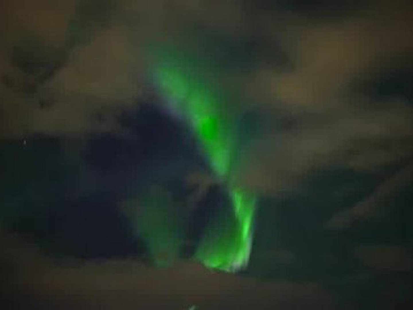 Cidade da Islândia apaga as luzes e realça aurora boreal