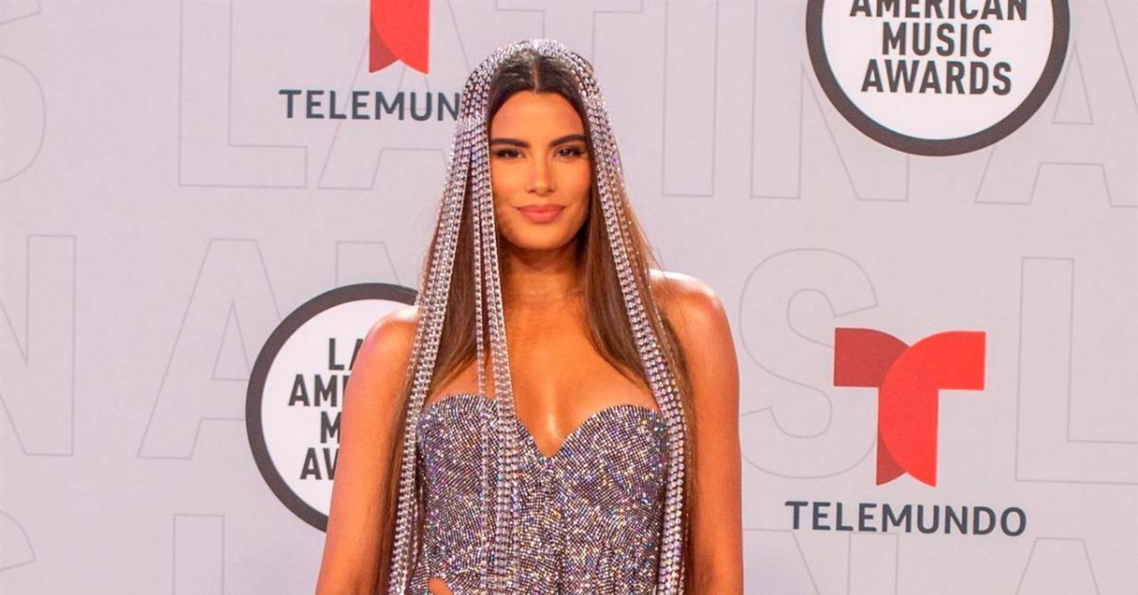 Ariadna Gutiérrez impactó con futurista look en los Latin AMA