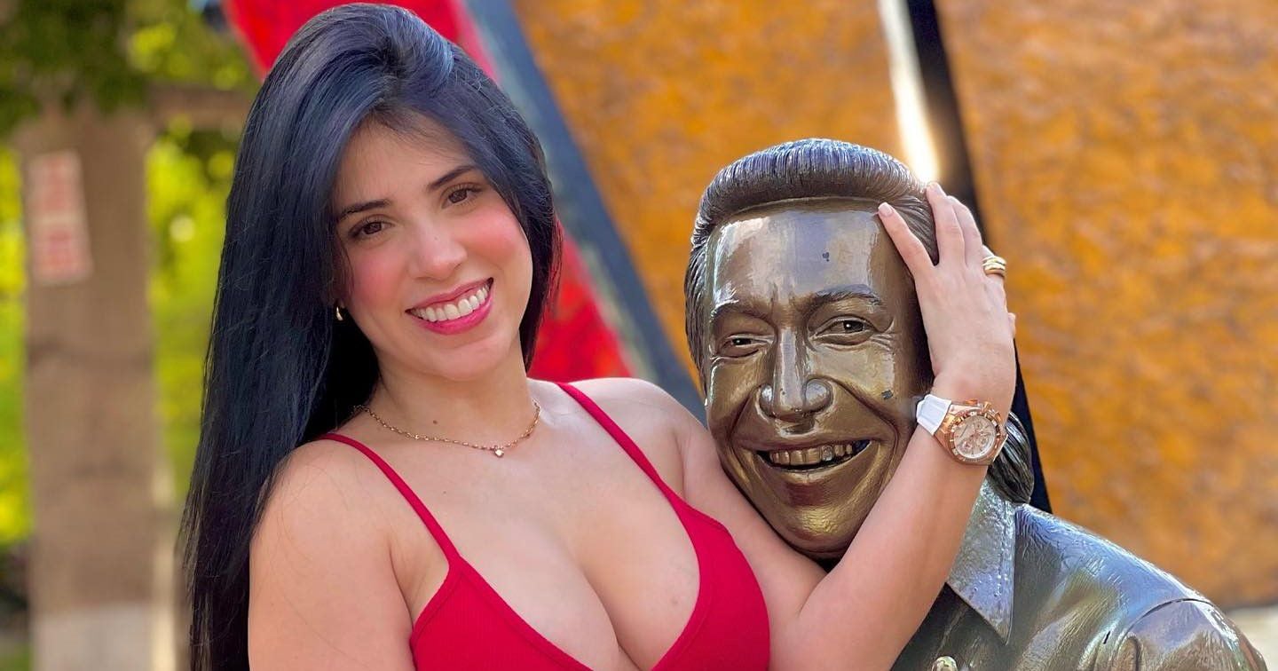 Carolina Duarte se sentó sobre estatua de Diomedes Díaz y le advirtieron lo  que pasará – Publimetro Colombia