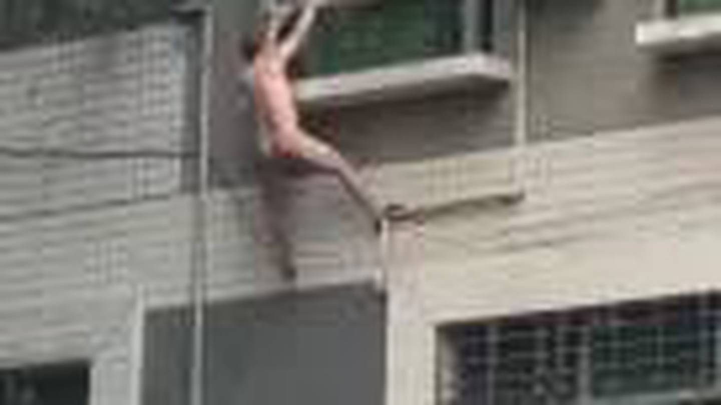 Amante desnudo cae desde la ventana al intentar escapar de un marido celoso