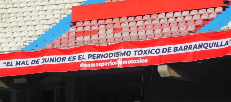 “Periodismo tóxico”: Pancarta en el Metropolitano caldeó el ambiente en Junior