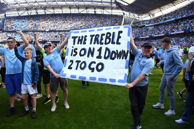 Con la invasión del campo, el City celebra un nuevo título de liga