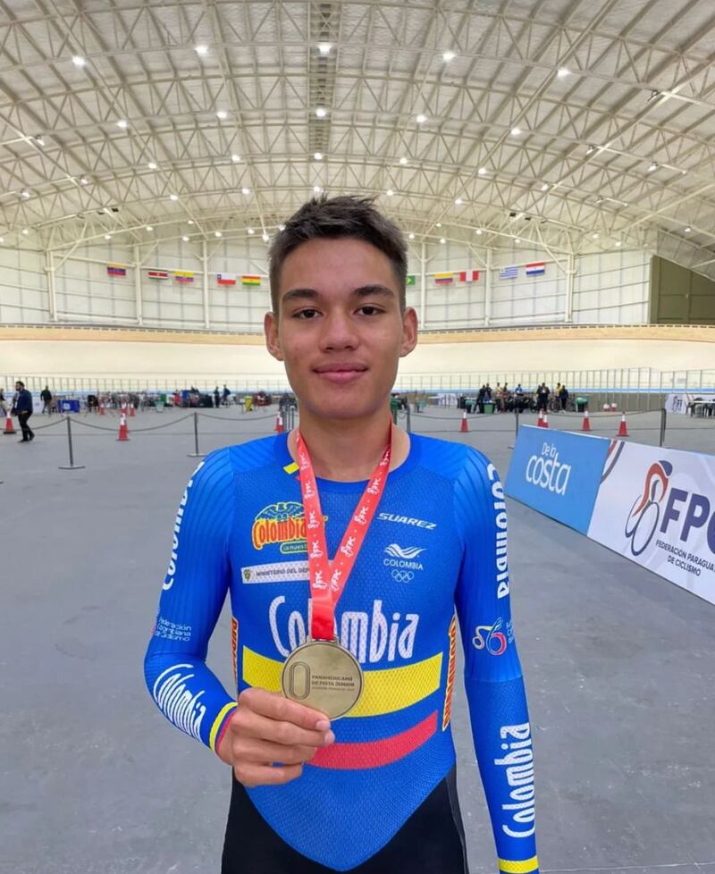 Jorge Marín, ciclista y campeón panamericano, rifa un pollo asado para poder competir