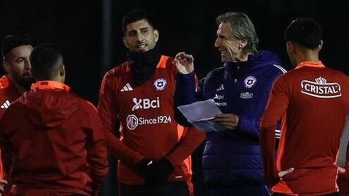 El técnico de la selección chilena tiene poco más de un mes para definir a los futbolistas que jugarán la Copa América por la Roja.