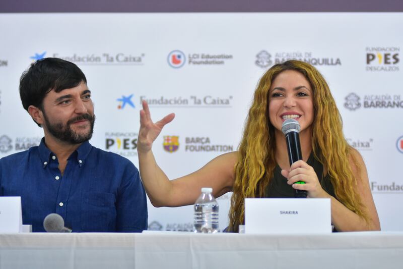 Shakira hablando en rueda de prensa con el alcalde de Barranquilla  Jaime Pumarejo.