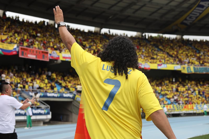 Foto de René Higuita saluda al público en el Estadio Metropolitano.