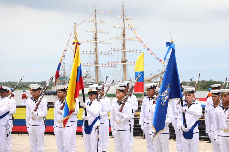 En medio de una ceremonia militar llegó a la ciudad el Buque Escuela A.R.C. Gloria para engalanar el Gran Malecón en Barranquilla.