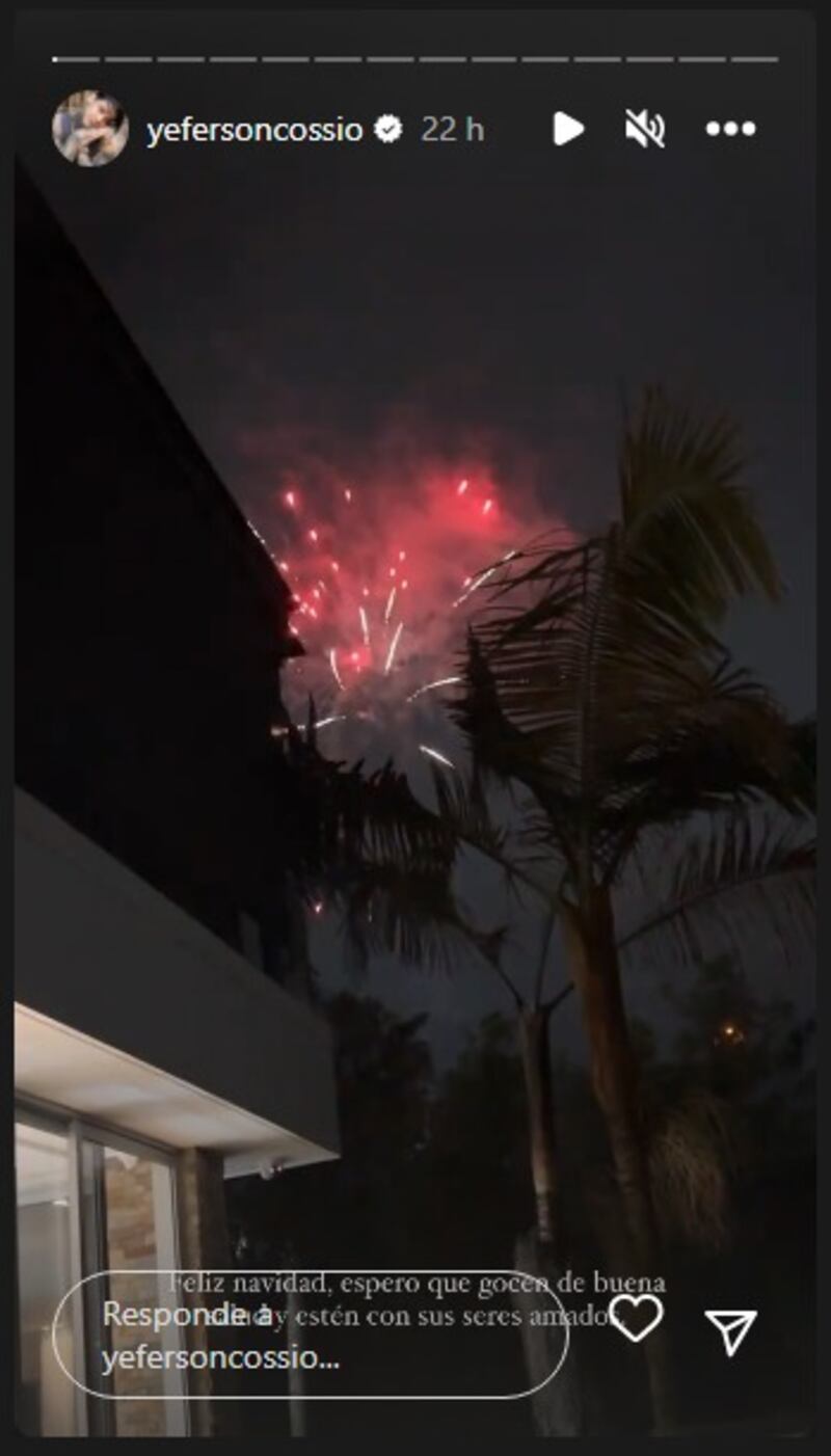 Yeferson Cossio pareció disfrutar de los fuegos artificiales de Navidad