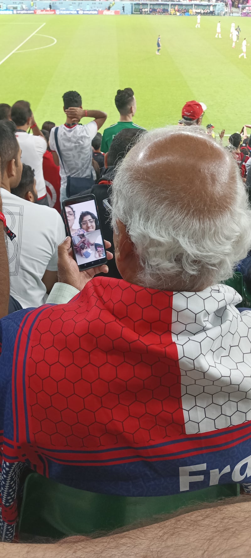 Un aficionado indio llama a su familia en pleno partido de Qatar 2022