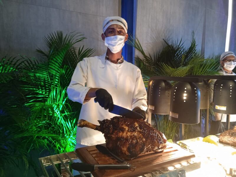 Mesa para carnes en la cena de San Silvestre.