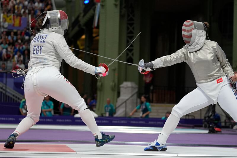 La egipcia Nada Hafez compite con la estadounidense Elizabeth Tartakovsky en la ronda de dieciseisavos de final de sable femenino individual durante los Juegos Olímpicos