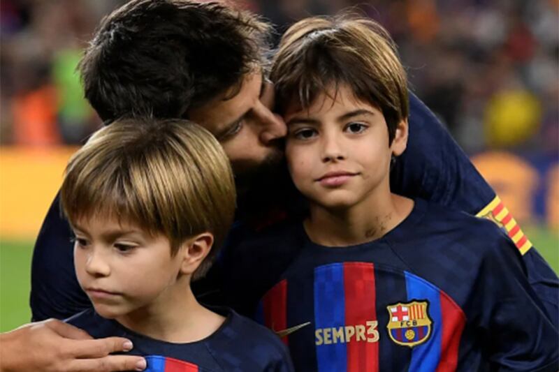 Piqué no trata con amor y dedicación a sus hijos.