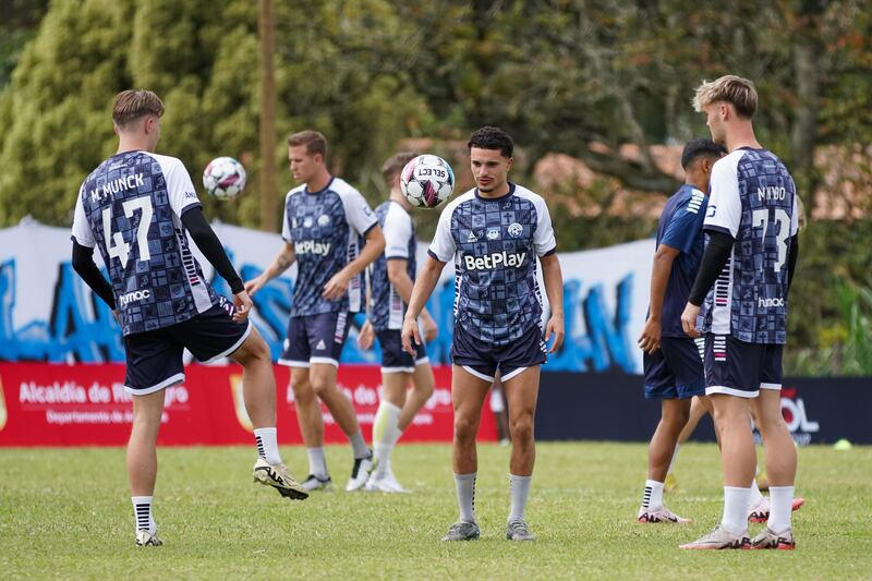 Vendsyssel FF, equipo de Blessd, llegó a Medellín para la pretemporada