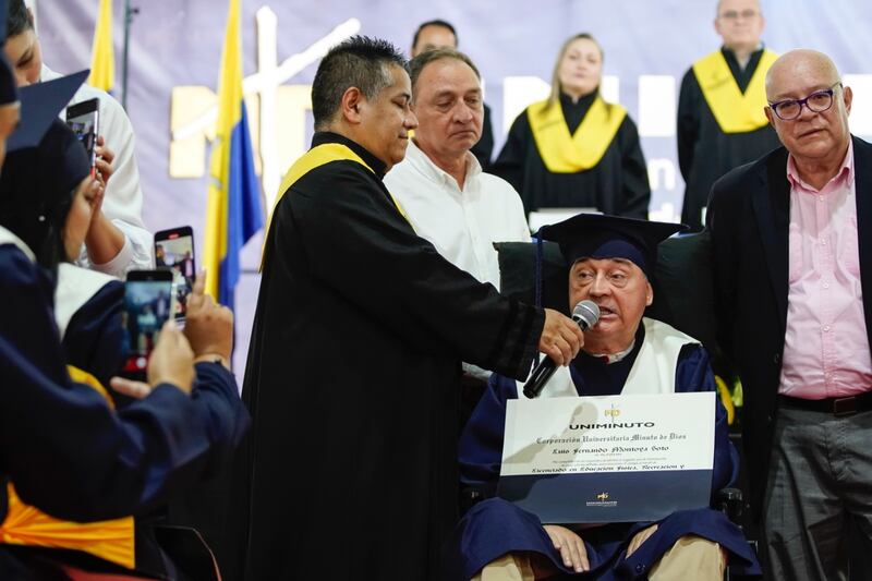 El Profe Montoya se graduó de la Universidad Minuto de Dios