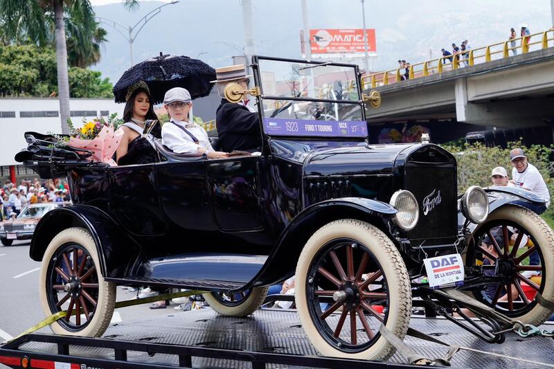 Versión 27 del Desfile de Autos Clásicos y Antiguos 2024