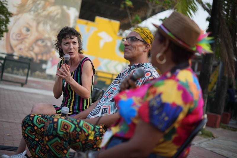 A través del proyecto “Amplificadas”, las mujeres de la cultura sonidera, picotera y sound system de Colombia y México están transformando el escenario musical con identidad y resistencia.