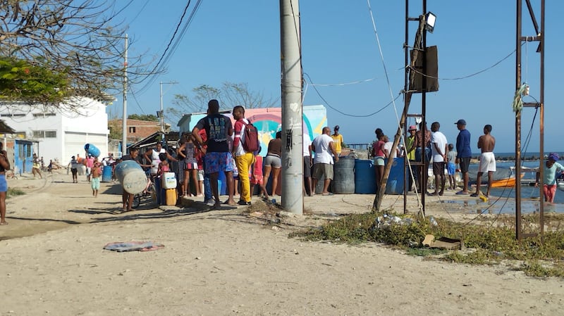 El diario vivir de los residentes de Tierra Bomba sin agua.