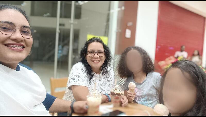 Luisa y Leidy compartiendo con sus hijas de 8 y 12 años.