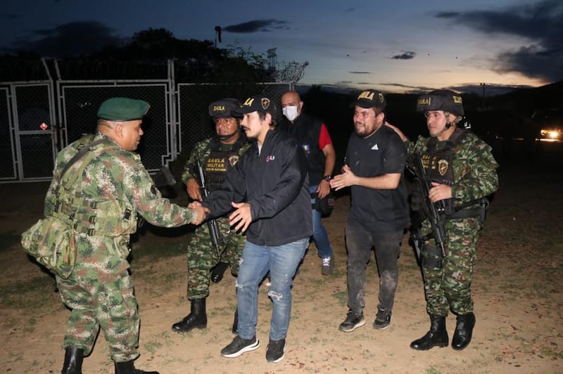 ELN secuestró a dos personas. Ejército las liberó y así fue el reencuentro con sus familias.