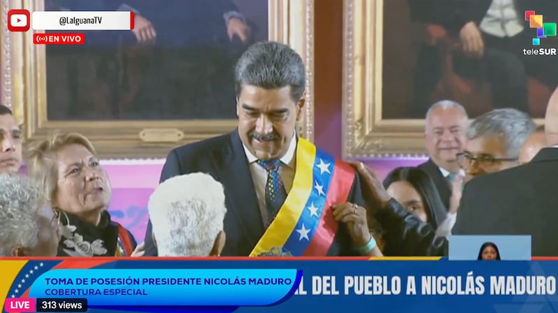 Maduro es investido con la banda presidencial de Venezuela (Captura TeleSUR TV)