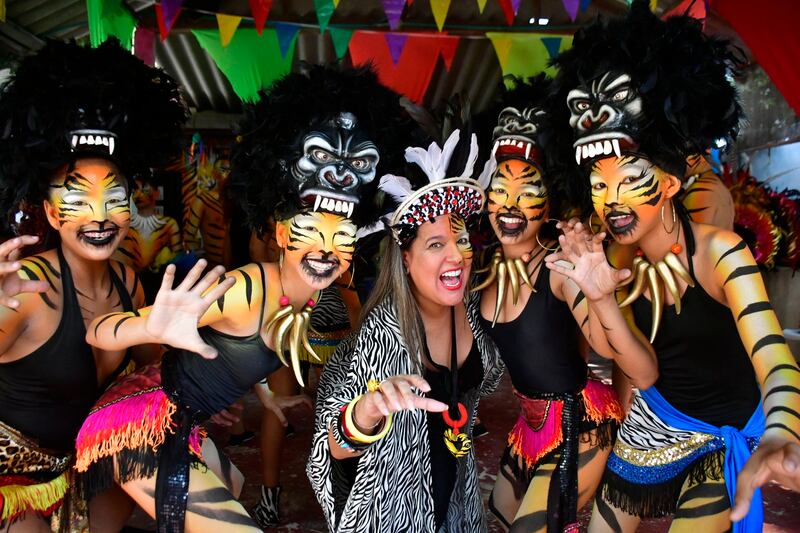 Diana Acosta, secretaria de Cultura con la comparsa Selva Africana de Galapa.