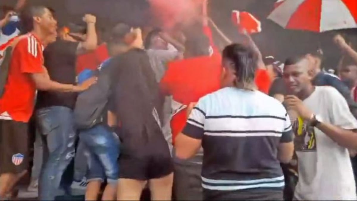 Hinchas de Junior causan repudio con lo que hicieron en el estadio al que entraron por la fuerza