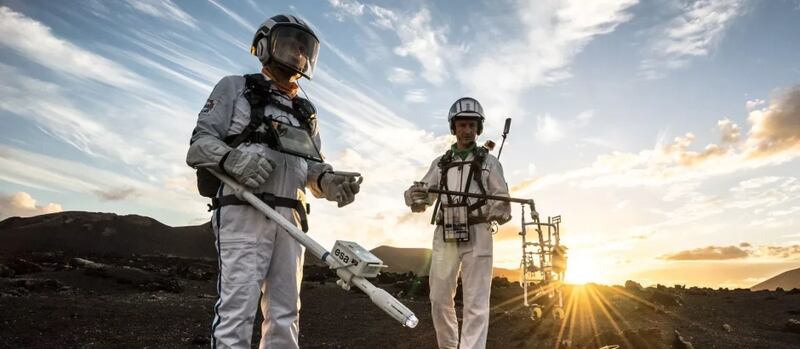 Dos técnicos de la Agencia Espacial Europea realizan un trabajo de campo en un paraje de Lanzarote