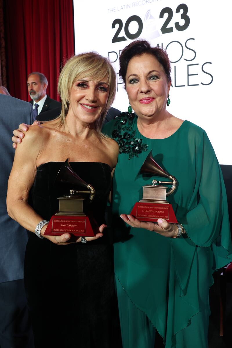 La Semana de la 24ª Entrega Anual del Latin Grammy comenzó con con la entrega de Premios Especiales que incluyó a los siguientes homenajeados: Carmen Linares, Mijares, Arturo Sandoval, Simone, Soda Stereo, Ana Torroja, Alex Acuña, Gustavo Santaolalla y Wisón Torres.