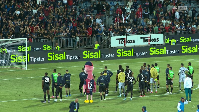 Yerry Mina, sus compañeros y hasta la mascota tuvieron que pedir perdón a los hinchas de Cagliari