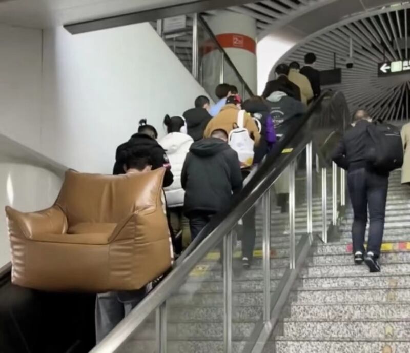 Joven crea un sillón para sentarse en el metro (Foto: Captura de pantalla)