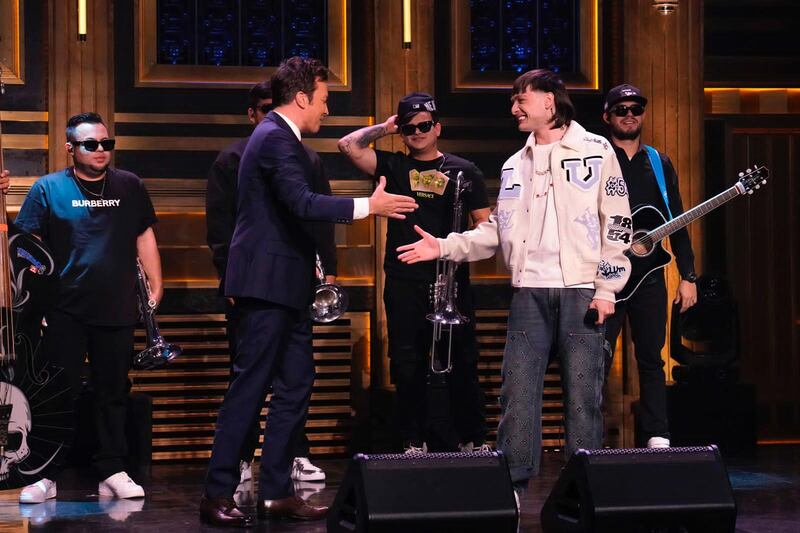 Peso Pluma hace historia en ‘The Tonight Show’ de Jimmy Fallon