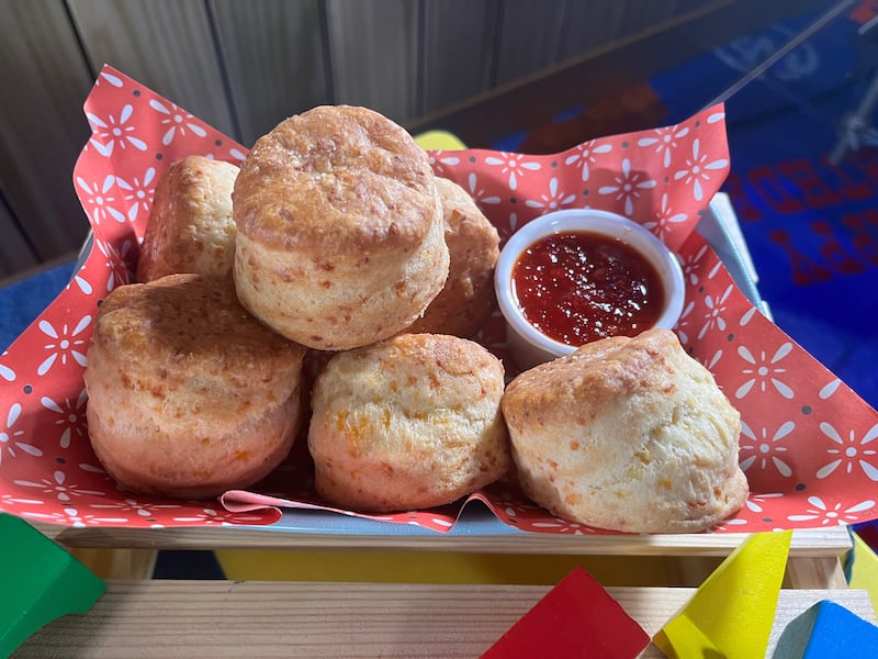 Los visitantes comenzarán su festín con unos bocadillos tiernos de queso cheddar hechos en casa acompañados de jalea de pimiento dulce.