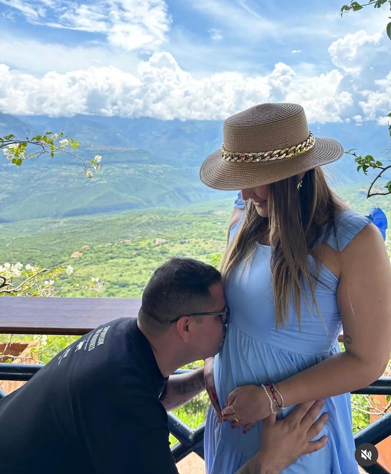 Periodista de Noticias Caracol espera su primer hijo con su esposa