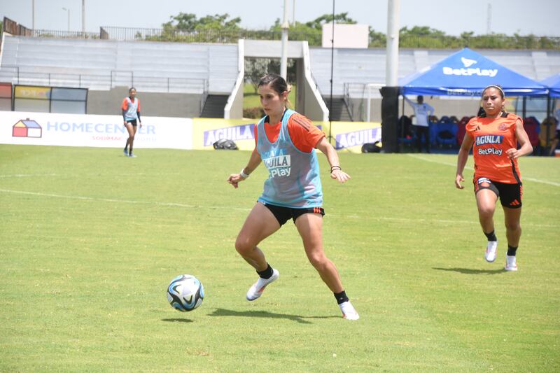 Selección Colombia Femenina rueda el balón en Barranquilla en su preparación para los Olímpicos.