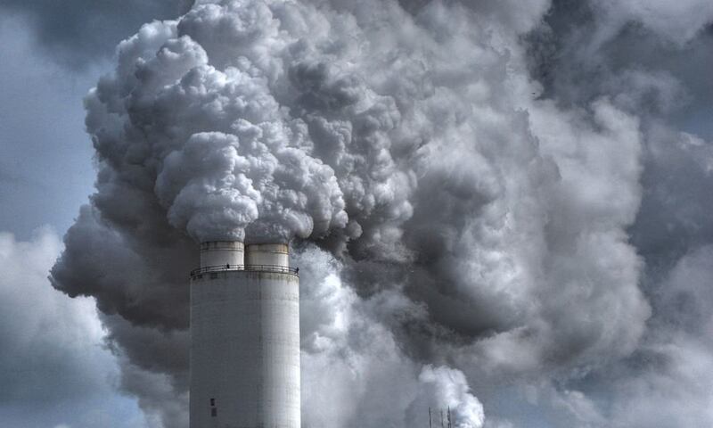 No, no es una imagen generada por Inteligencia Artificial. Es la foto de una chimenea industrial en Pleasant Prairie, Wisconsin.