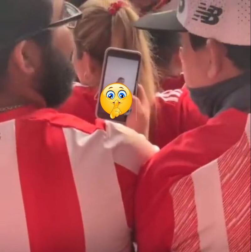 Pillan a hinchas de Junior viendo porno en el estadio ¿Estaba muy malo el partido?
