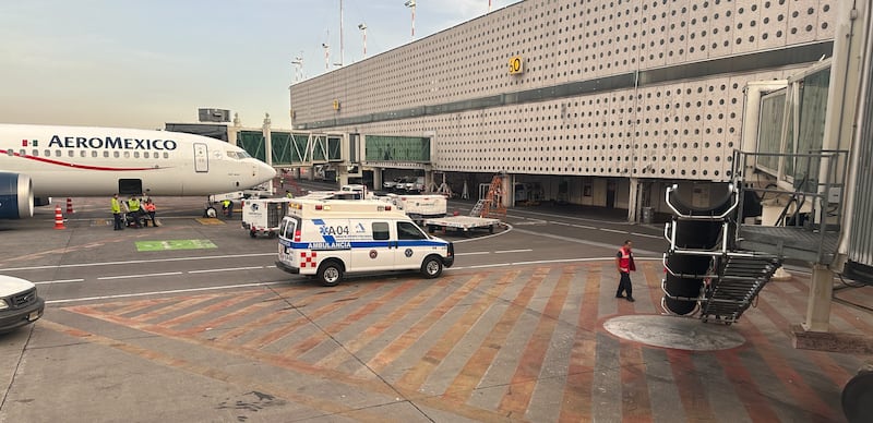 Una ambulancia llegó para asistir a la pasajera en el avión de Copa Airlines