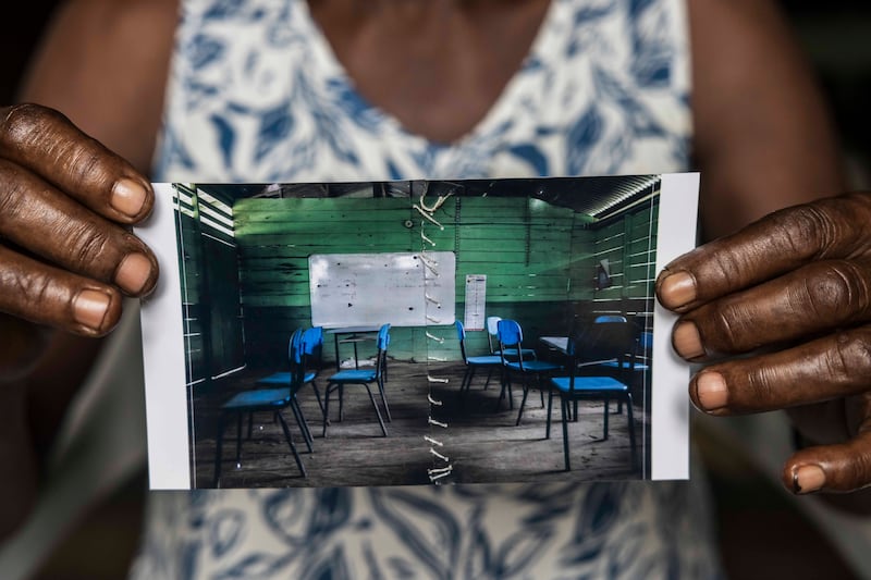 Margarita suturó la fotografía de la escuela. Los niños no toman clase allí por temor y por el agua que pasa por las rendijas que dejaron las balas. Crédito: Fernanda Pineda / MSF