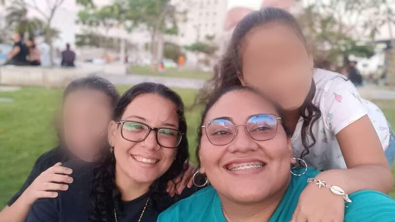 Leidy y Luisa con sus hijas de 12 y 8 años.