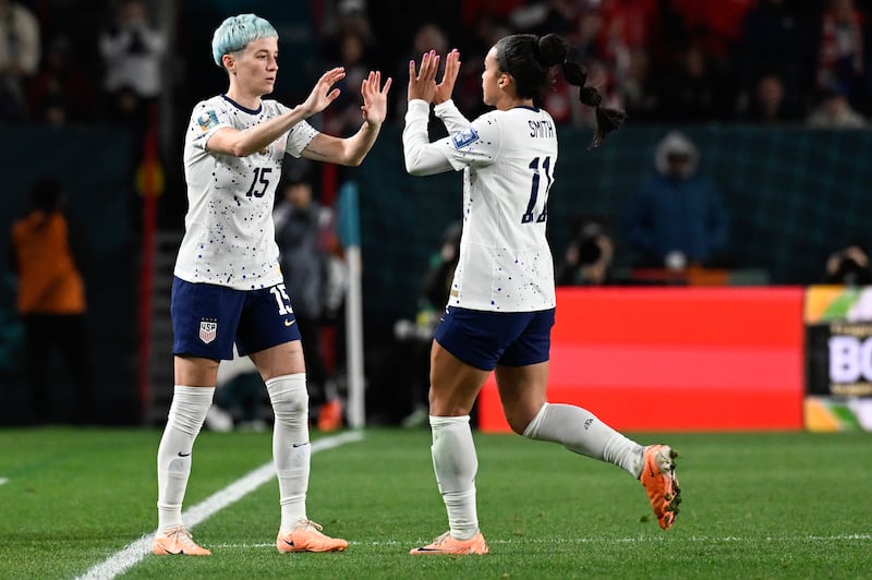 Megan Rapinoe (izquierda), sustituye a Sophia Smith durante el partido del Grupo E del Mundial femenino que enfrentó a Estados Unidos y Portugal, en el estadio Eden Park, en Auckland, Nueva Zelanda, el 1 de agosto de 2023. (AP Foto/Andrew Cornaga)