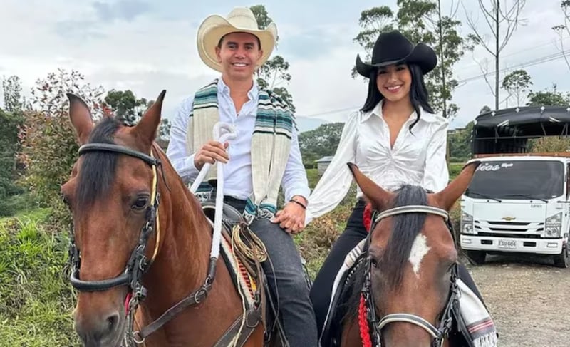 Jhonny Rivera y Jenny López paseando juntos a caballo.