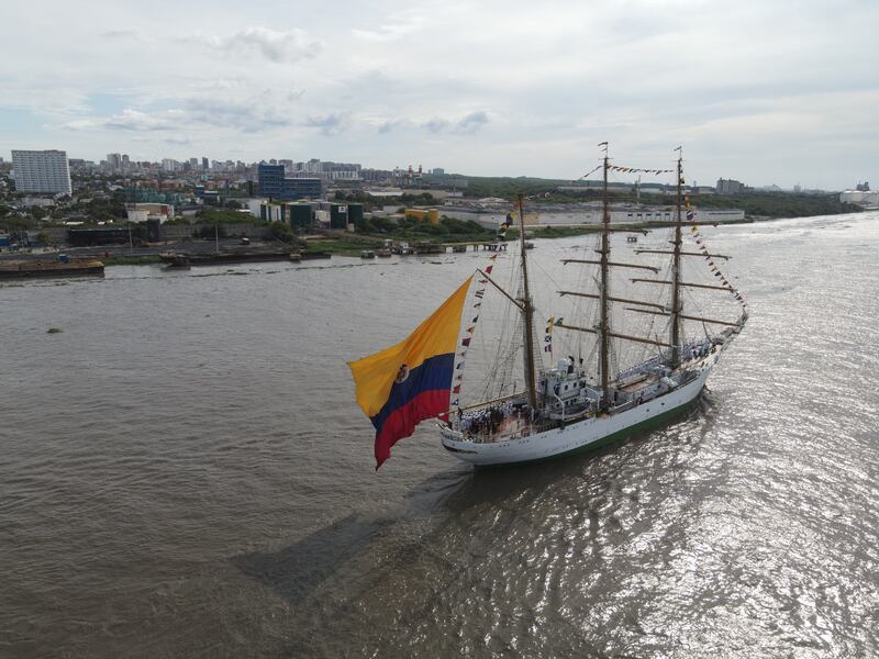 Buque Gloria en el río Magdalena.