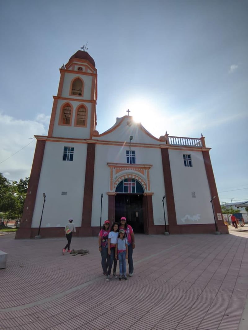 Leidy y Luisa con su familia diversa en la iglesia de San Antonio en el municipio de Soledad, Atlántico.