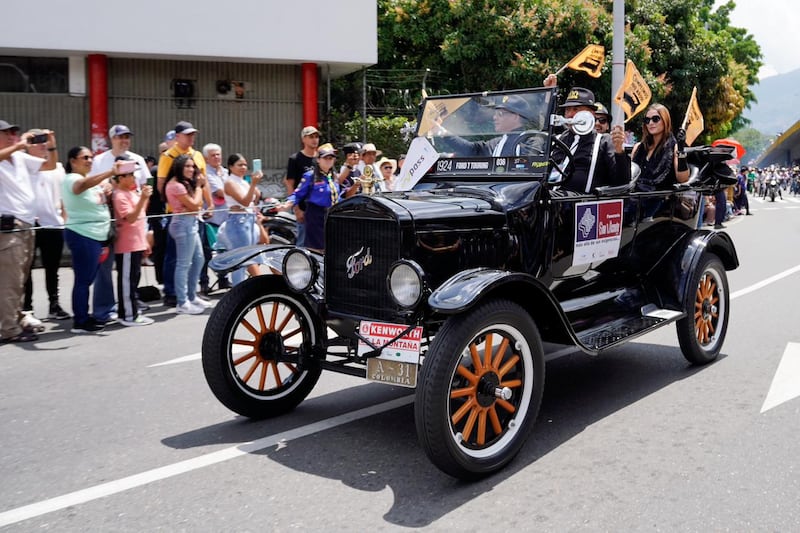 Versión 27 del Desfile de Autos Clásicos y Antiguos 2024