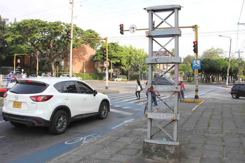 Este es el estado de abandono de las calles de la ciudad de Cali luego de varios años de la terminación del contrato del mobiliario.