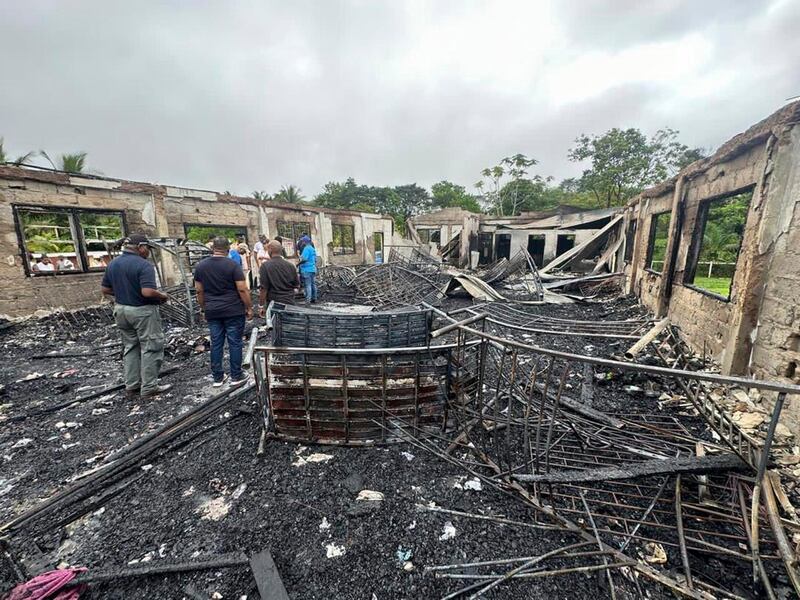 incendio-escuela-de-guyana-provocado-por-niña-