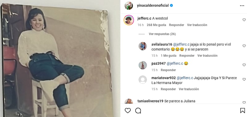 Yina Calderón mostrando una foto de su madre cuando era adolescente.