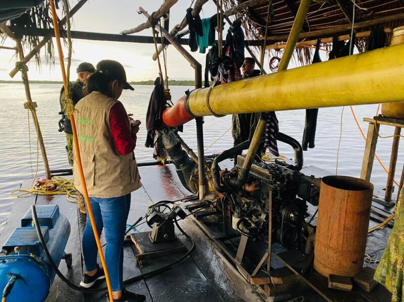 Interior de una balsa minera.