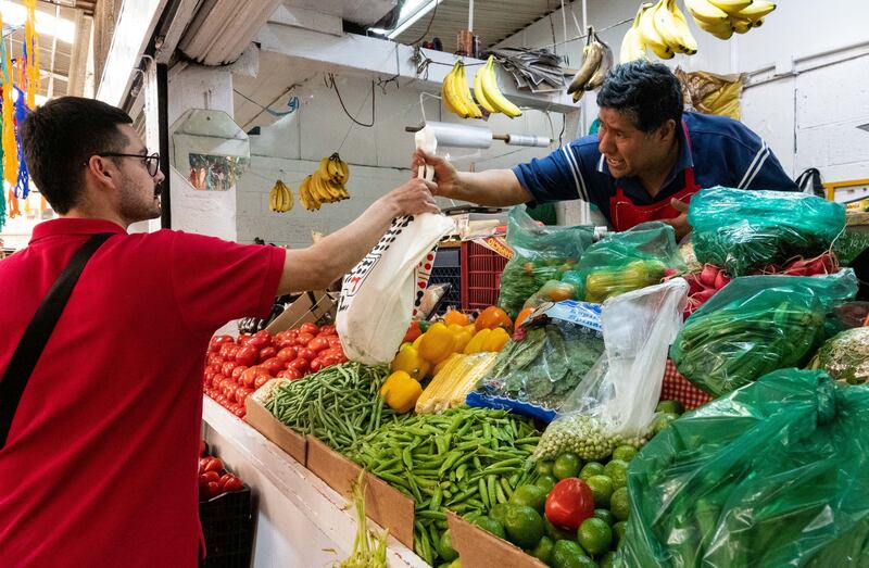 CIUDAD DE MÉXICO, 24NOVIEMBRE2023.- La inflación en México ha frenado su momento de desaceleración que presentaba desde 2021. Situandola en 4.32% lo que representa un aumento del 0.63% con respecto al mismo periodo, la primer quincena de noviembre, de 2021. Los productos que más aumentaron fueron el tomate verde y el chile poblano, así como las tarifas de electricidad. 
FOTO: GALO CAÑAS/CUARTOSCURO.COM