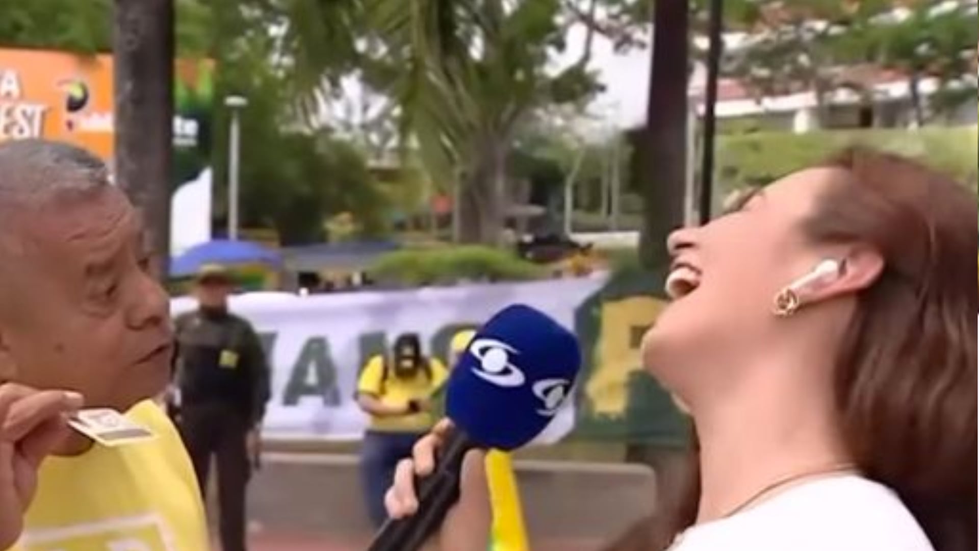 Periodista de Noticias Caracol no aguantó las risas ante las palabras de un hincha de Bucaramanga.